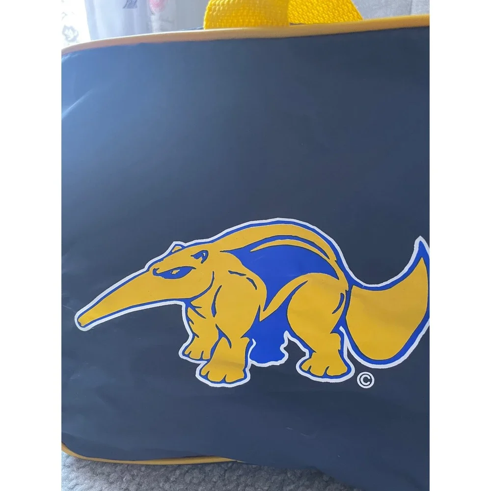NWOT Vintage UCI Alumni Association Duffle Bag‎